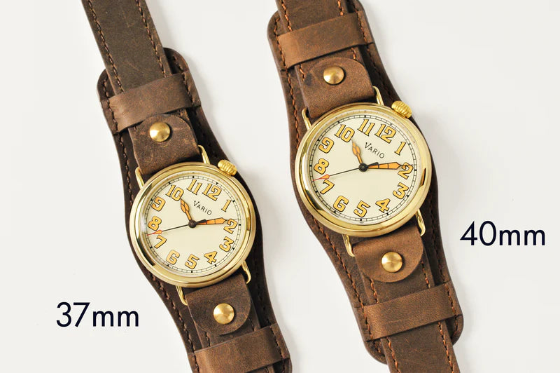 Vario – 1918 Pilotenuhr aus Messing, cremefarbenes Zifferblatt mit orangefarbener Leuchtmasse