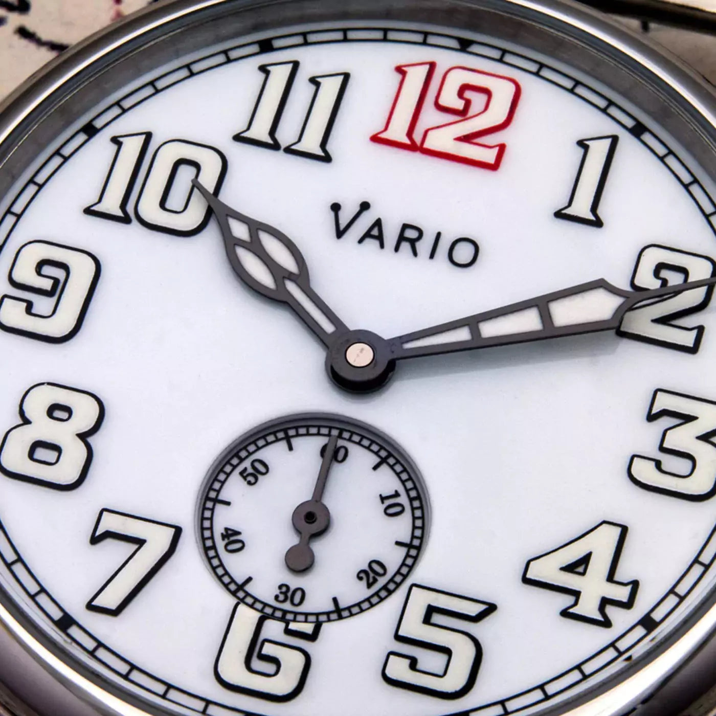 vario-1918-trench-white-dial-with-white-lume-watch-close-up