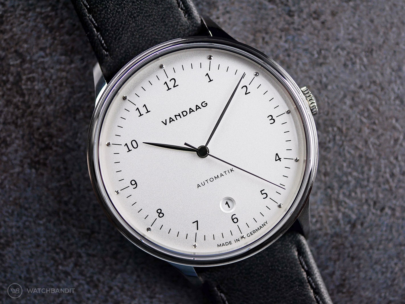 Vandaag-Primus_silver dial close up