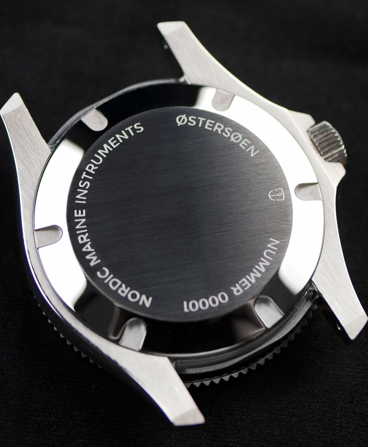 Nordic-Marine-Instruments-ØSTERSØEN-case back