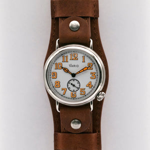 Vario - Trench Weißes Zifferblatt mit Orangener Leuchtmasse - 37mm - Bund Camel Brown