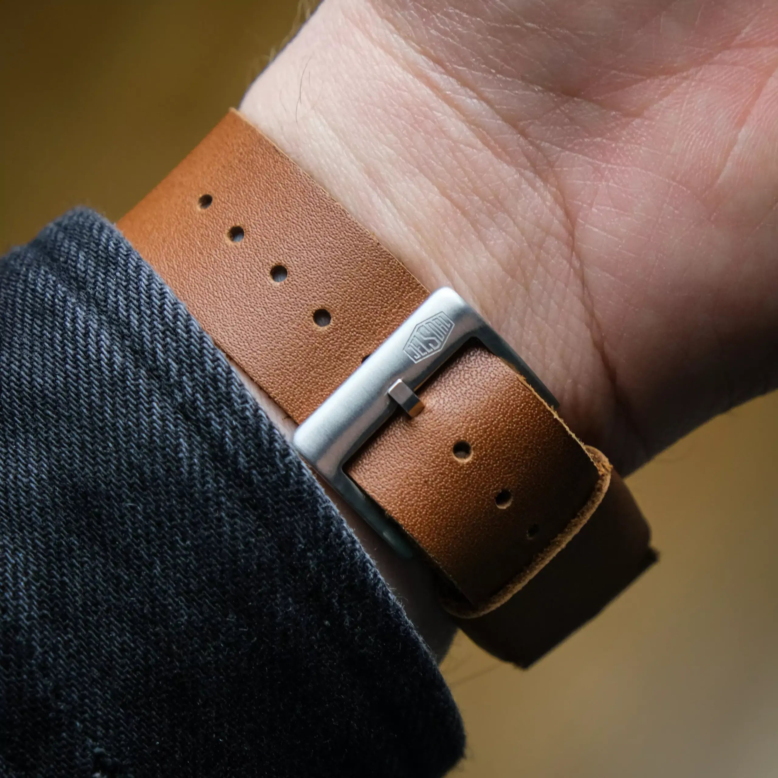 jelsdal-leather-singlepiece-strap-brown-buckle-wristshot