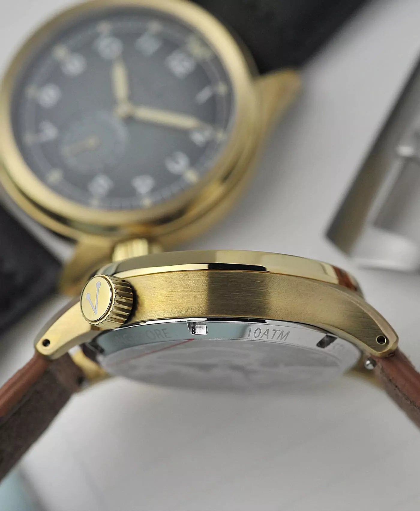 vario-1945-d12-bronze-fume-grey-field-watch-case-side