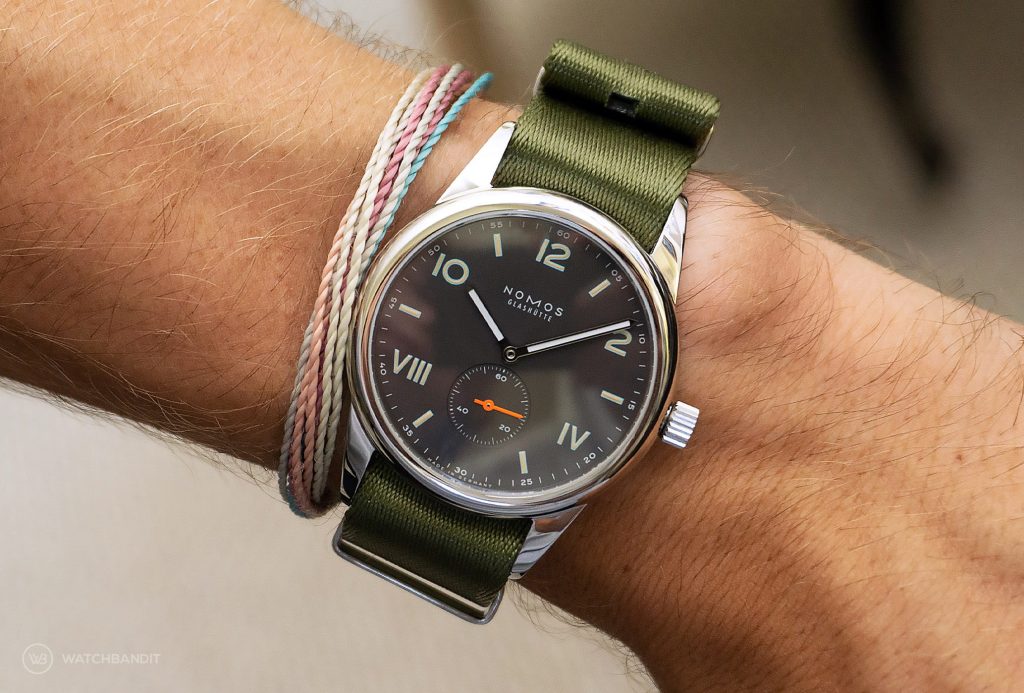 NOMOS Club Campus dunkel premium grünes NATO armband wristshot