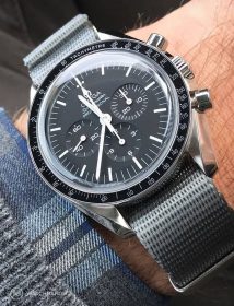 Omega Speedmaster Moonwatch Nato Grau WB Original by @swisswristshots