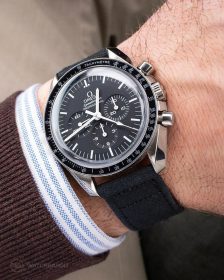 Omega Speedmaster an schwarzem Canvas Uhrennarmband von Watchbandit
