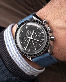 Omega Speedmaster an blauem Canvas Uhrennarmband von Watchbandit