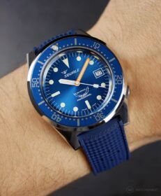 Squale 1521 an einem blauen Tropical-Style Kautschukarmband von WB Original