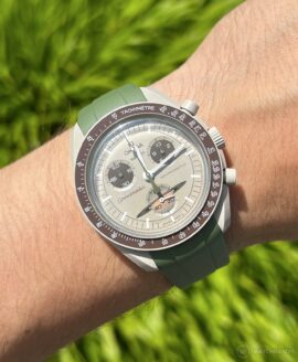 Omega-Swatch-MoonSwatch-Mission-To-Saturn-Green-Rubber-strap-wristshot-min