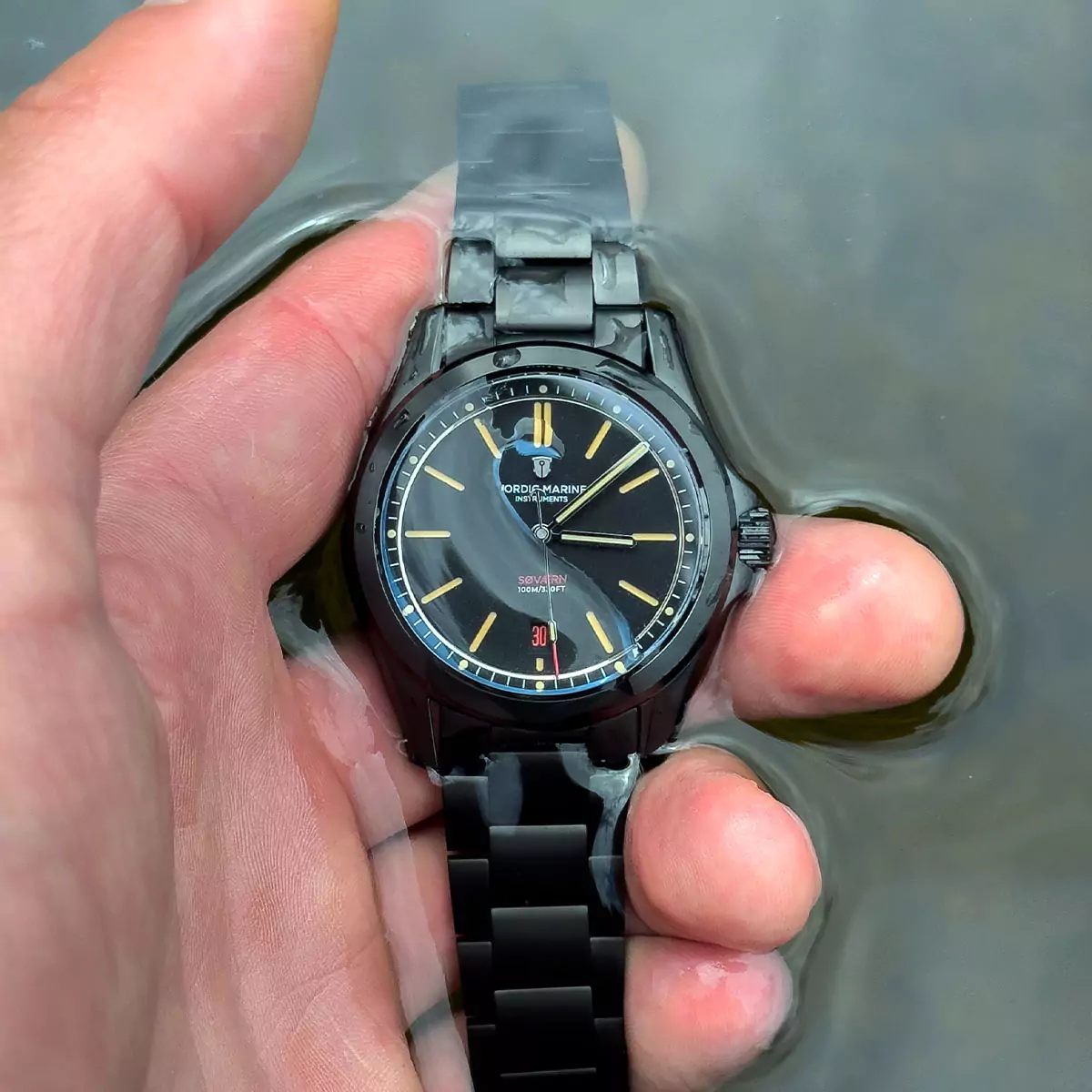 noridc-marine-instruments-sovearn-kulsort-in-hands-water