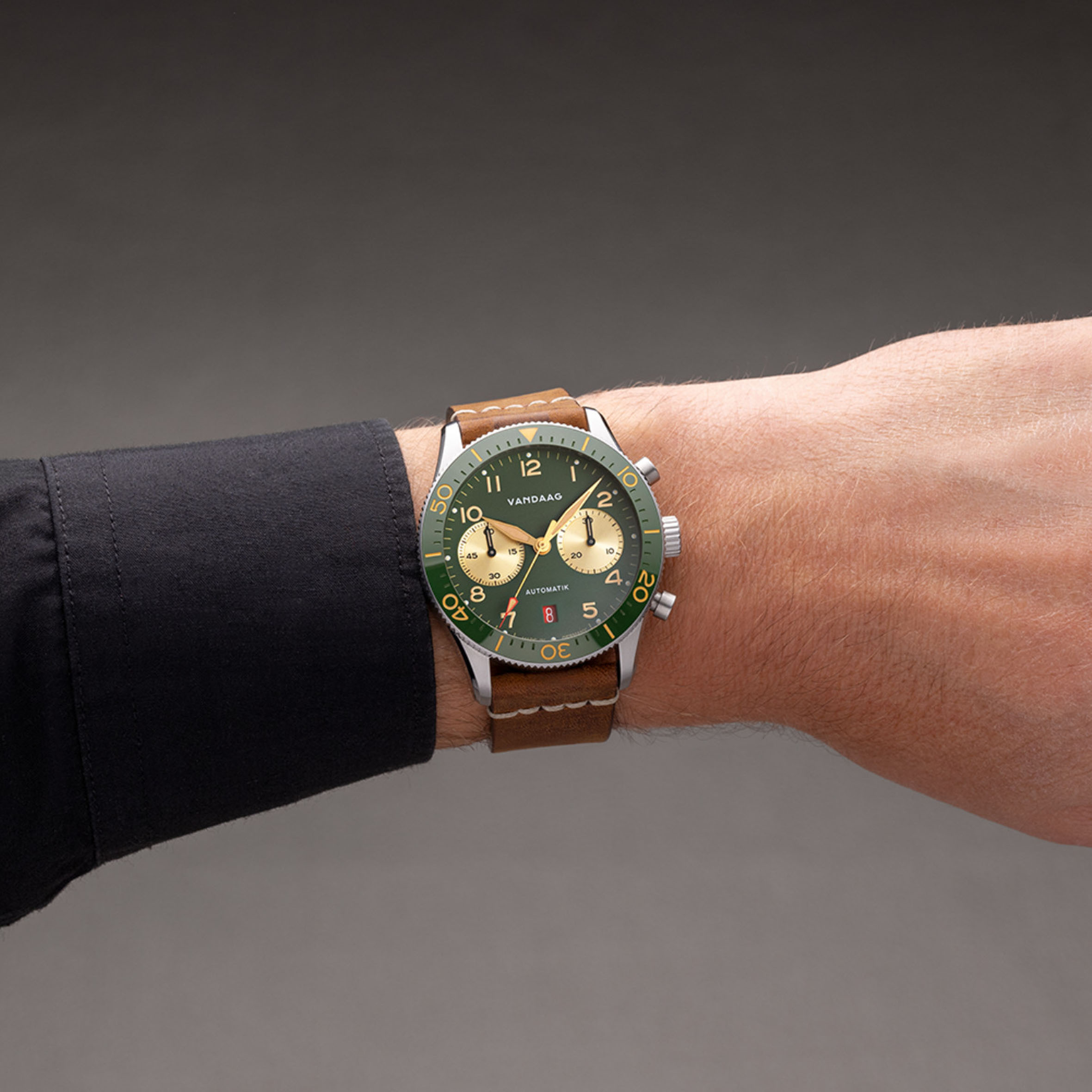 Vandaag - Schallmauer Automatik - Gold-Harmonie - Tweede Pelle Leather Strap Light Brown with White Stitching - wrist shot Vandaag - Schallmauer Automatik - Gold-Harmonie - Tweede Pelle Leather Strap Light Brown with White Stitching - wrist shot